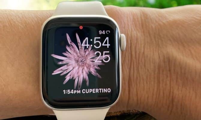 Apple Watch SE (2nd Gen) [GPS + Cellular 40mm] - 6 Best Smartwatches 2025